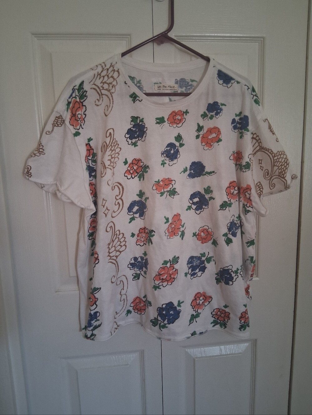 Free People White Floral Print Women’s Tee with Coral and Blue Flowers